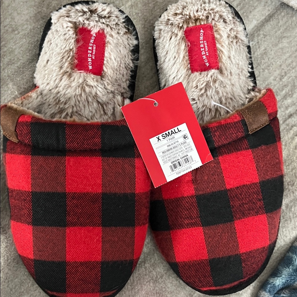 NWT Red & Black Buffalo Plaid Slippers Unisex XS